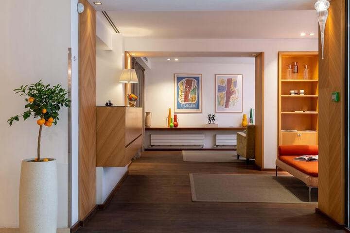 Lounge 62 of 74