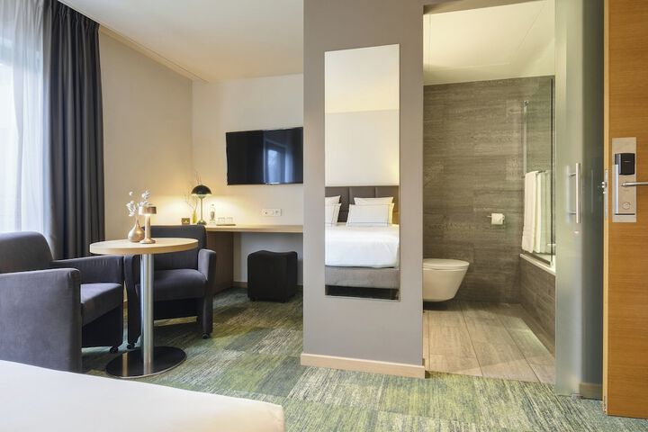 Room 32 of 83