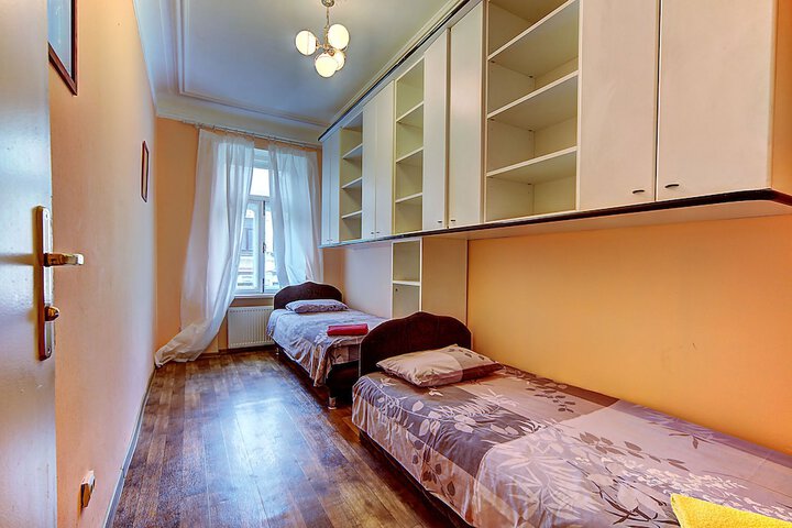 Room 10 of 29