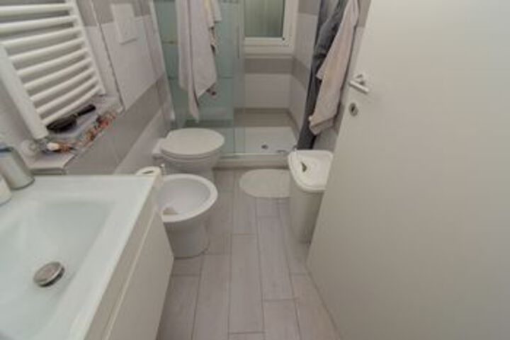 Room 4 of 9