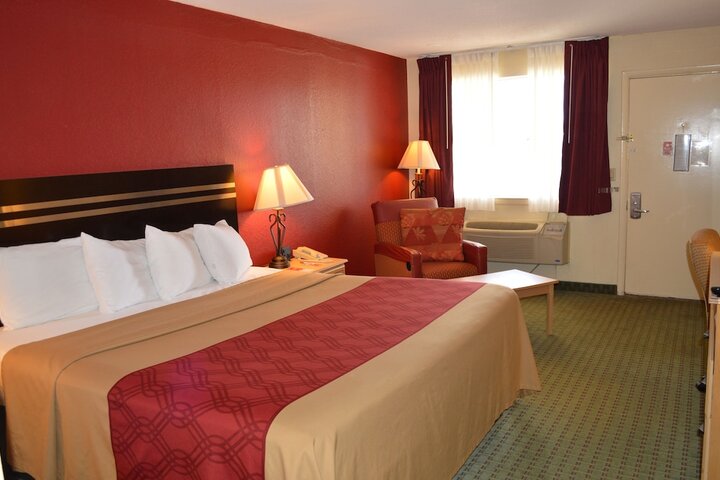 1 King Bed (10 of 12)