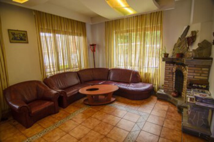 Lounge 17 of 47