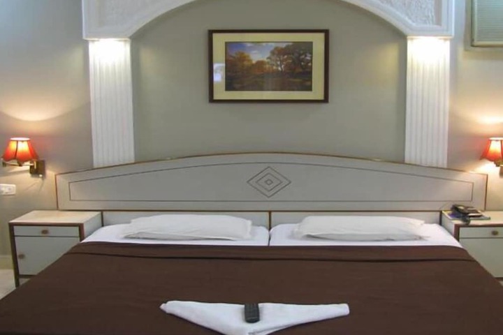 Room 2 of 32