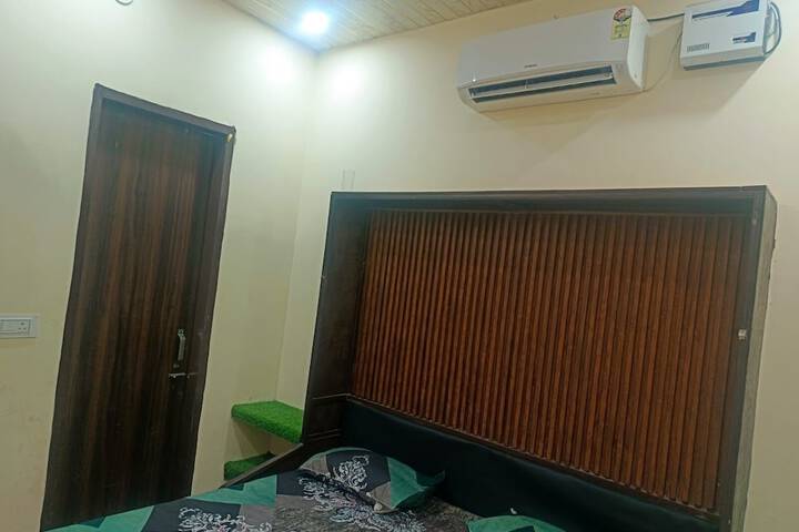 Room 7 of 12