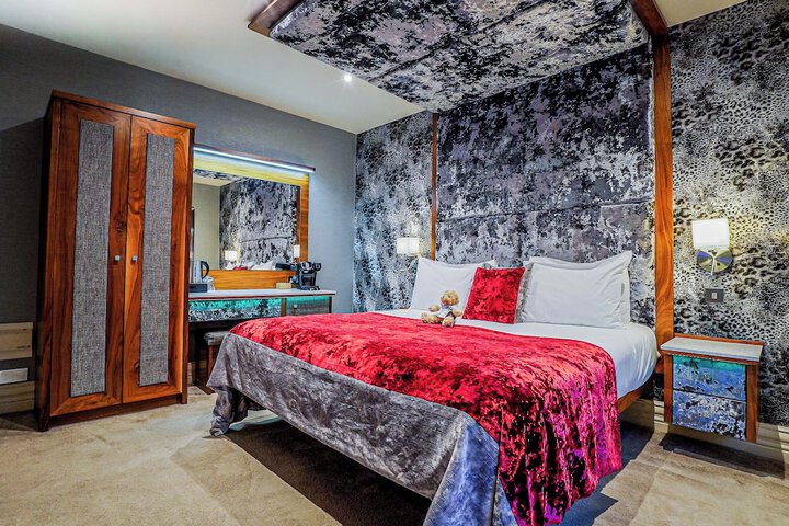 Room 100 of 242
