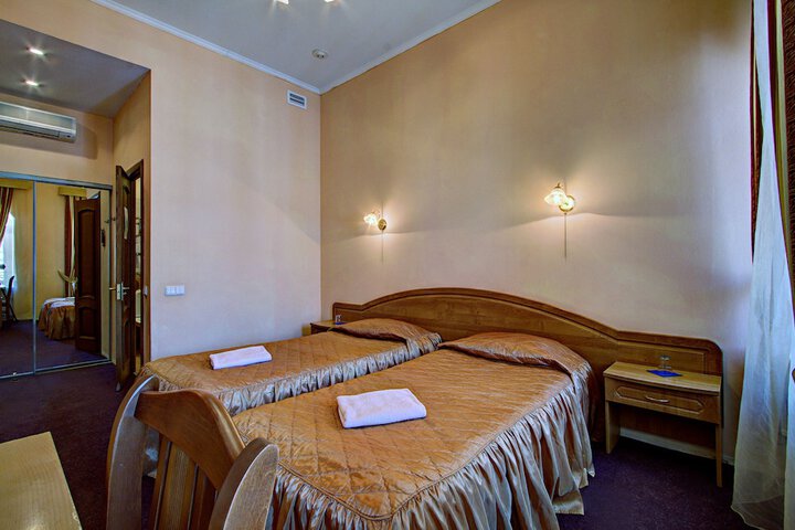 Room 11 of 37