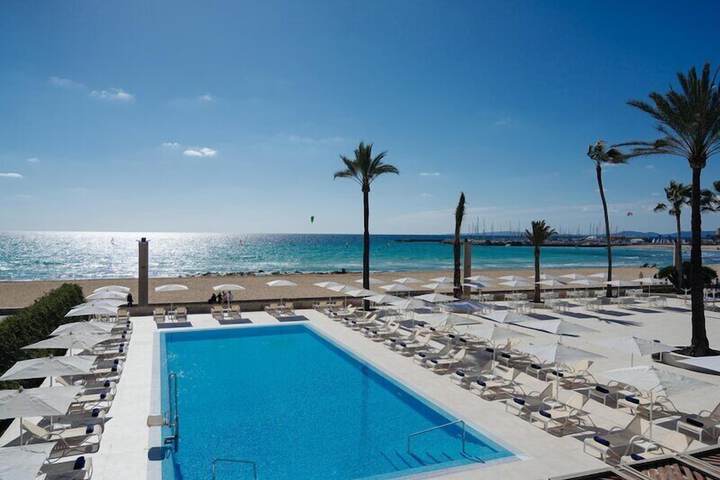 Hotel Pool