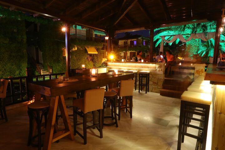 Lounge 73 of 80