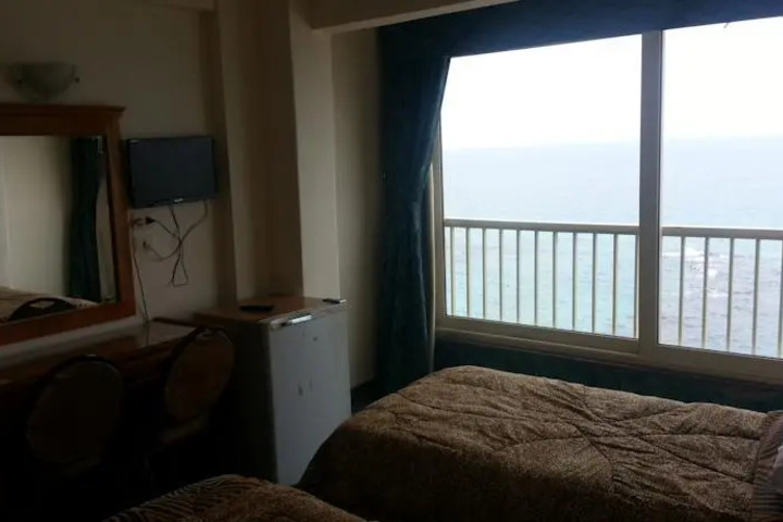Room 6 of 9