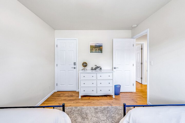 Room 8 of 28