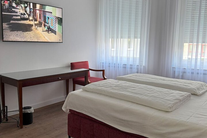 Room 2 of 25