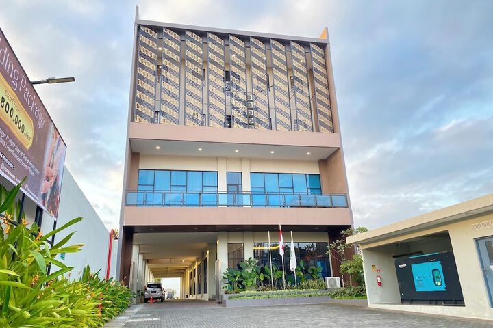 Front One Hotel Gombong