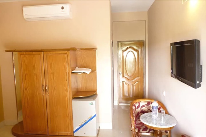 Room 6 of 17