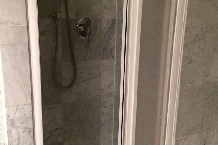 Room 17 of 33