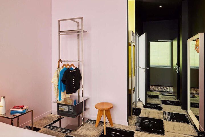 Room 43 of 158