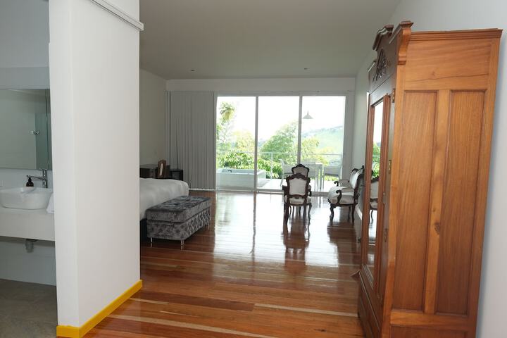 Room 35 of 103