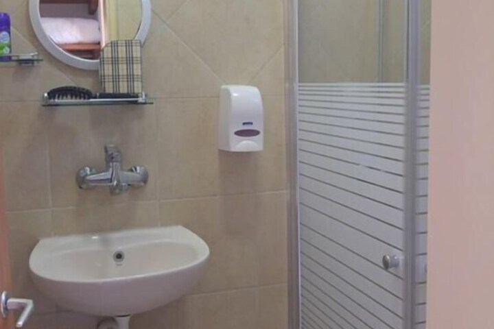 Room 5 of 10