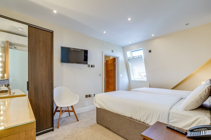 Room 25 of 103