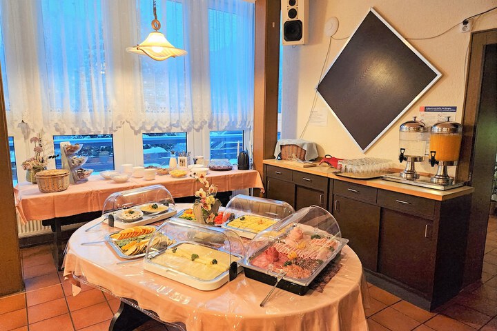 Dining 32 of 36