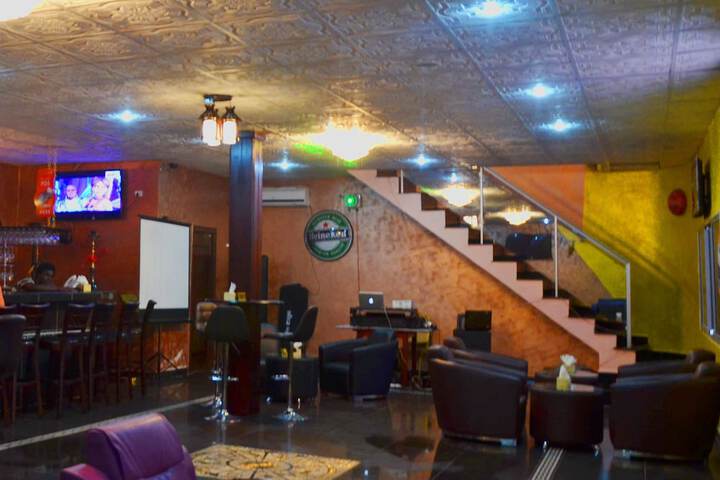 Lounge 18 of 23