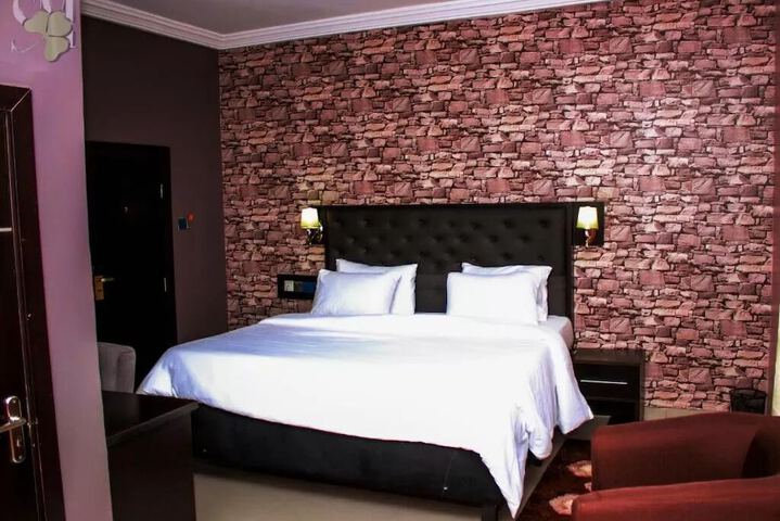 Room 16 of 37