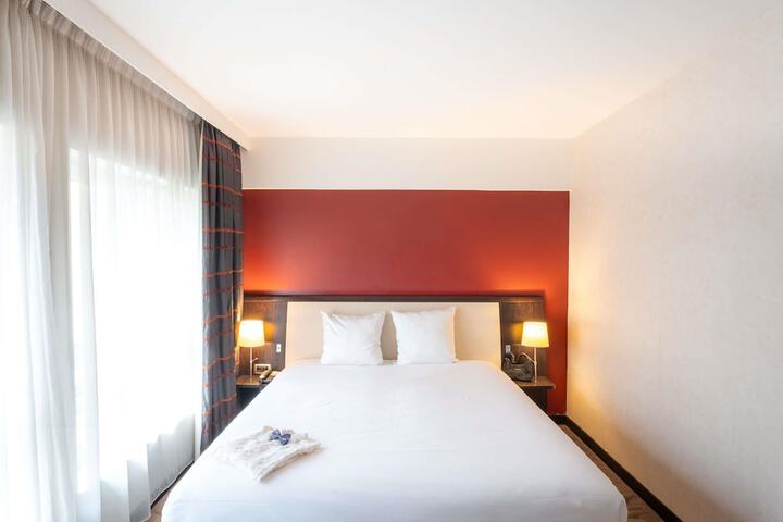 Room 4 of 83