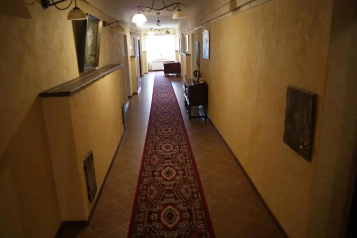 Room 9 of 11