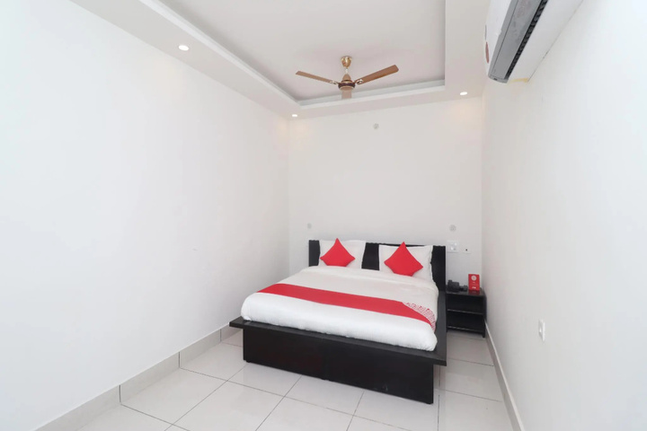 OYO 26989 Hotel Invogue