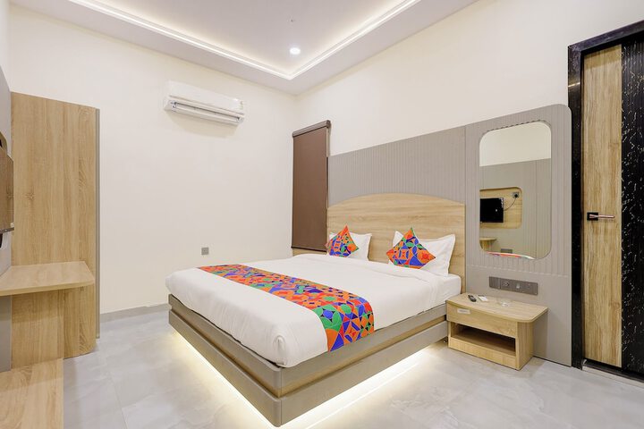 Room 13 of 27