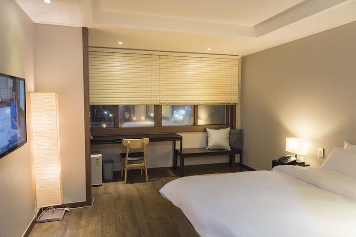 Room 11 of 37