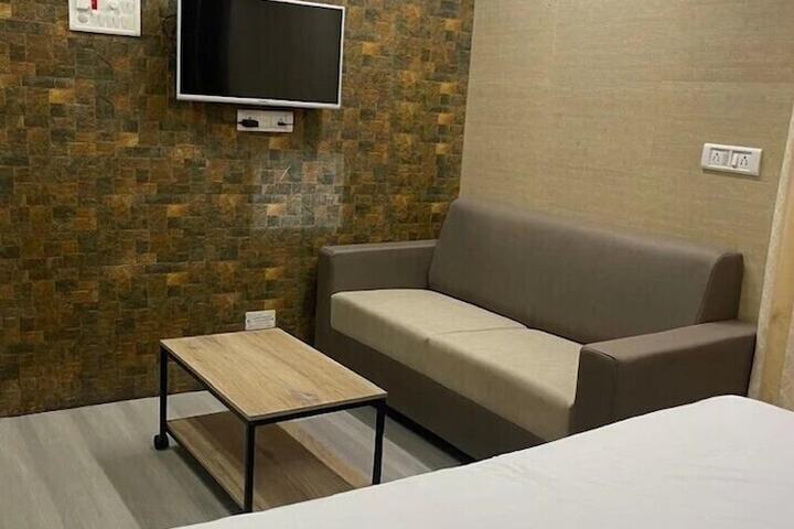 Room 3 of 10