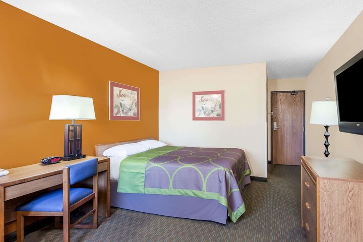 1 Queen Bed Accessible Room (2 of 7)