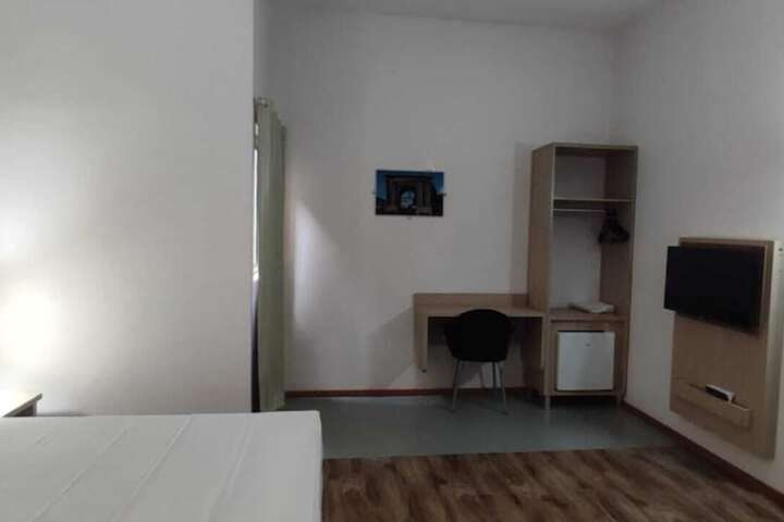 Room 8 of 12