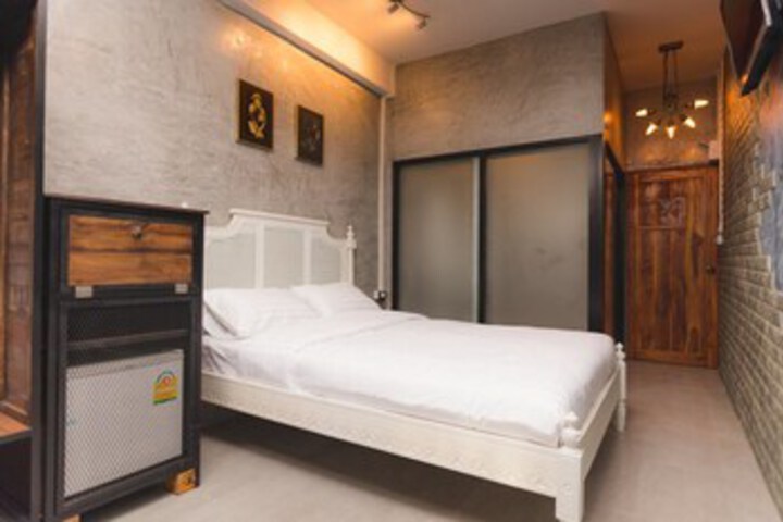 Room 13 of 32
