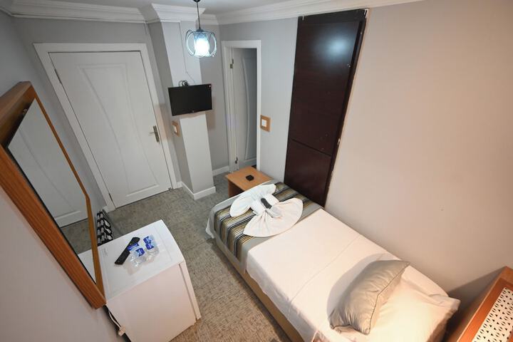 Room 8 of 99