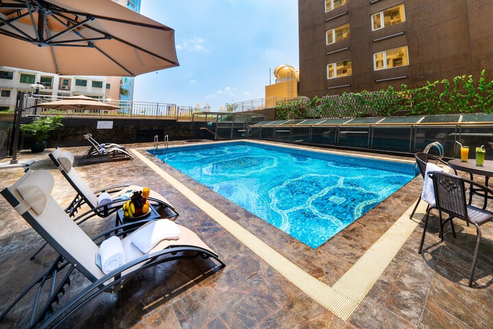 Pool 60 of 142