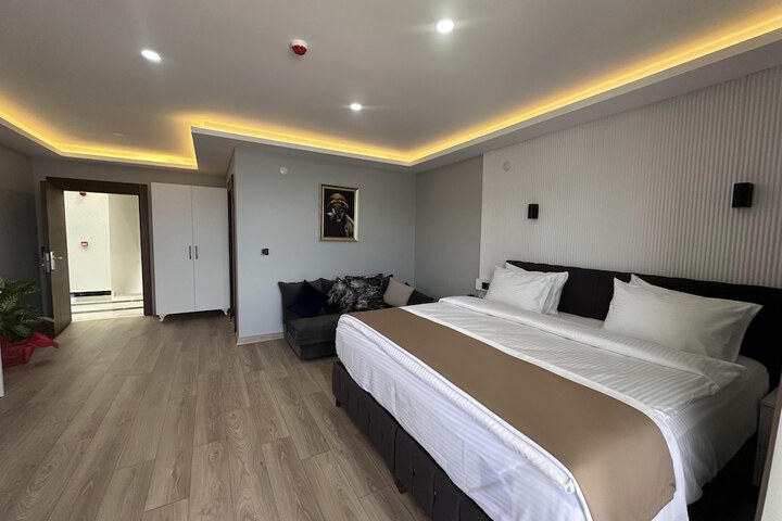 Room 9 of 27