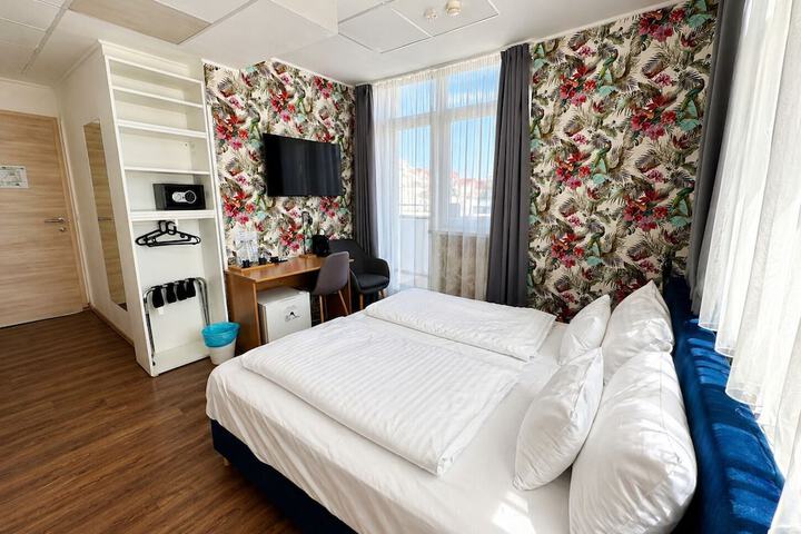 Room 15 of 118