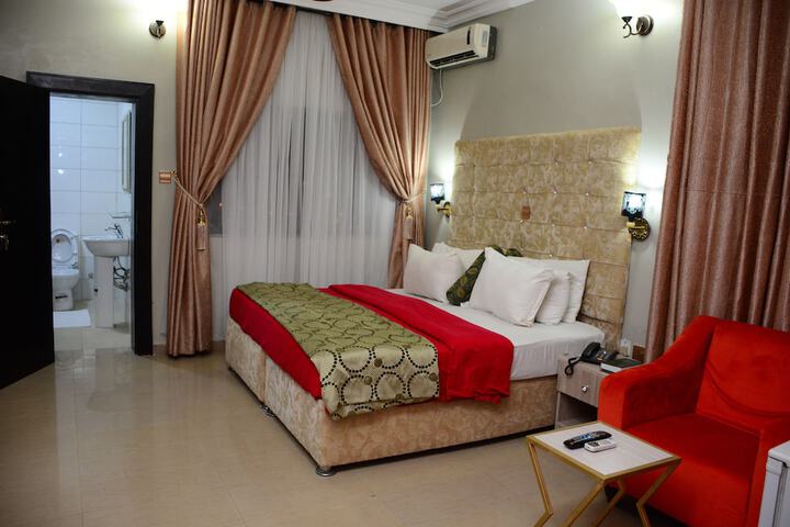 Room 4 of 13