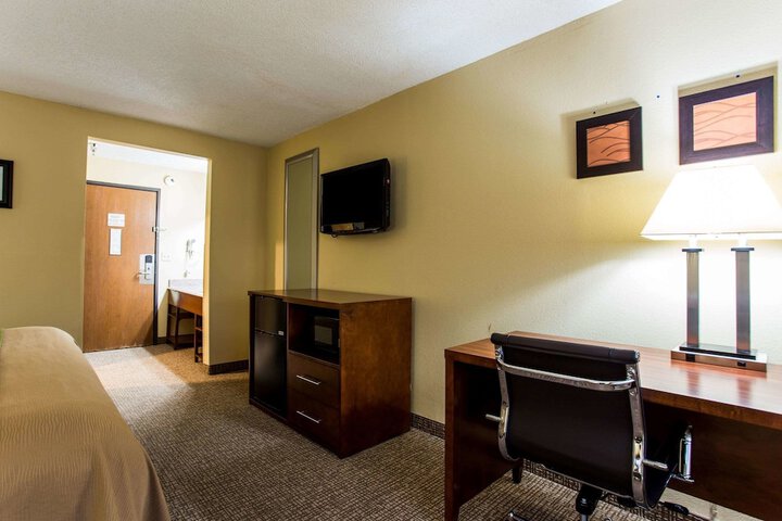 1 King Bed (2 of 14)