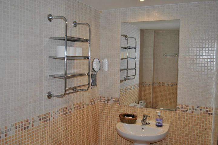 Room 152 of 181