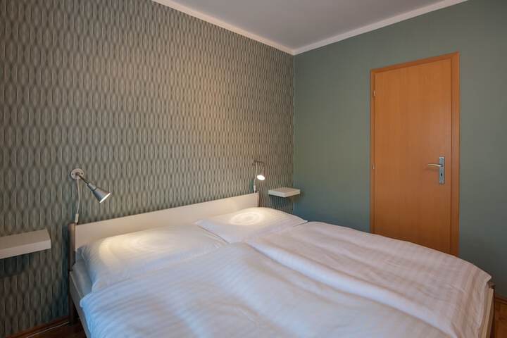Room 8 of 140