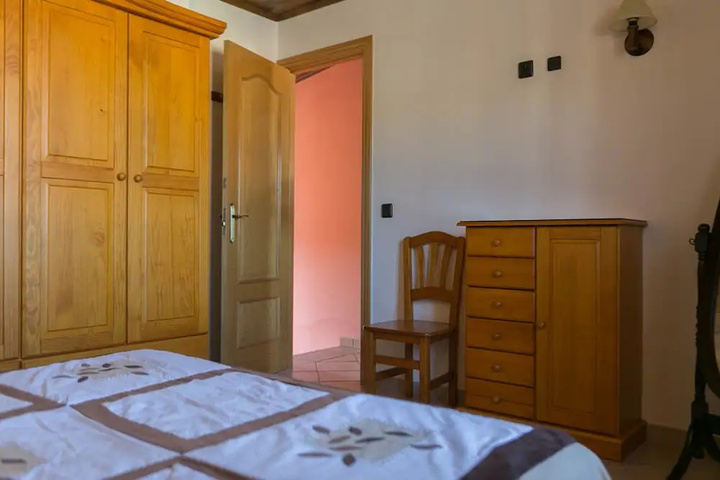 Room 5 of 16