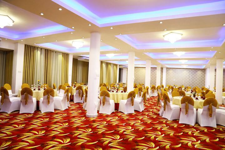 Ballroom/Hall 3 of 4
