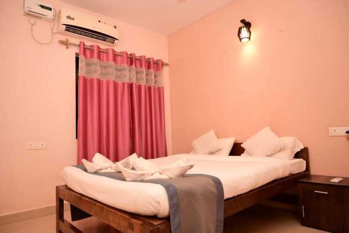 Room 4 of 9