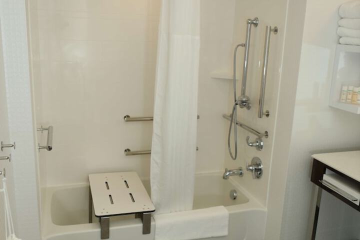 2 Queen Beds Hearing Accessible (2 of 6)