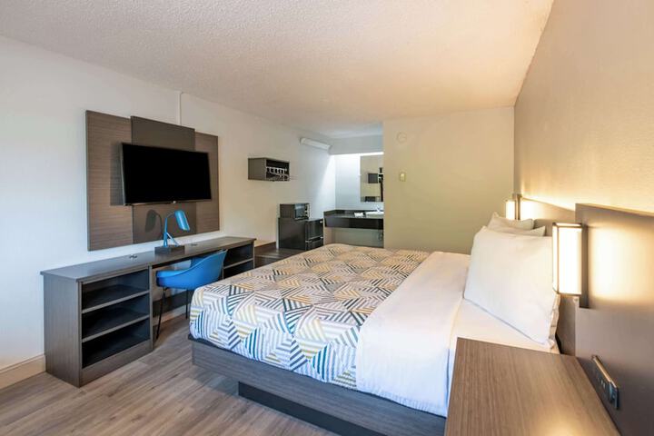 1 King Bed (3 of 8)