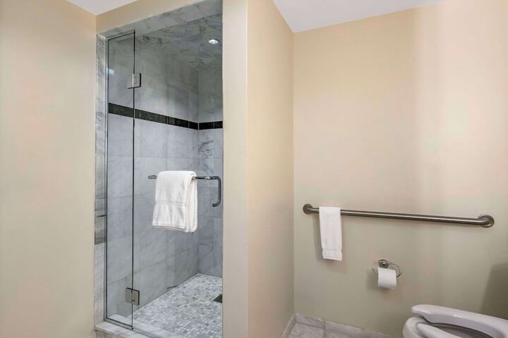 2 Queen Beds Accessible (7 of 8)