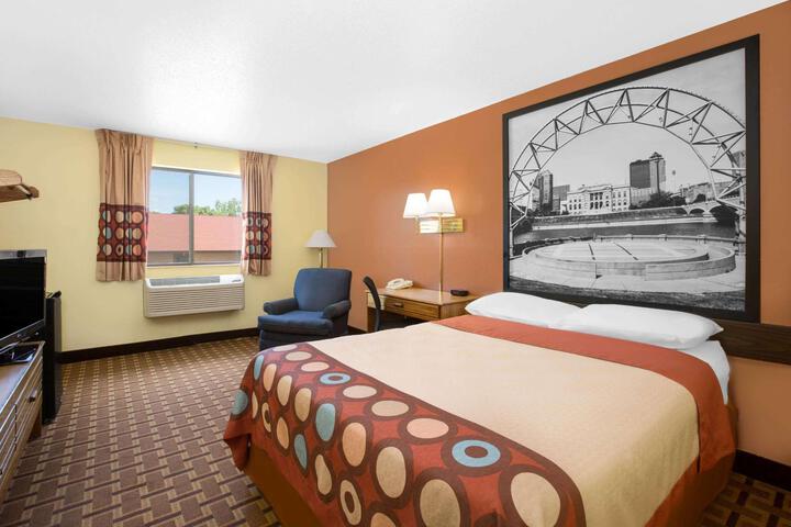 1 Queen Bed (3 of 9)