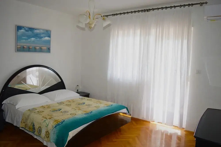 Room 5 of 18